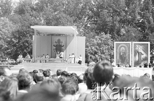 22.06.1983, Kraków, Polska.
Druga pielgrzymka Jana Pawła II do Polski. Na zdjęciu msza na krakowskich Błoniach, widok na ołtarz, w środku siedzi Jan Paweł II.
Fot. Jerzy Szot, zbiory Ośrodka KARTA