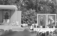 22.06.1983, Kraków, Polska.
Druga pielgrzymka Jana Pawła II do Polski. Na zdjęciu msza na krakowskich Błoniach celebrowana przez Jan Paweł II, po lewej stronie ołtarz, w środku niego Jan Paweł II, po prawej duchowieństwo uczestniczące w mszy świętej, za nimi obraz m.in. Ojca Pio.
Fot. Jerzy Szot, zbiory Ośrodka KARTA