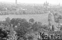 22.06.1983, Kraków, Polska.
Druga pielgrzymka Jana Pawła II do Polski. Panorama Błoni krakowskich podczas mszy świętej sprawowanej przez Jana Pawła II.
Fot. Jerzy Szot, zbiory Ośrodka KARTA