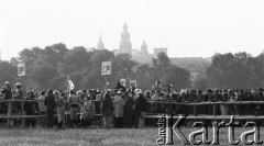 22.06.1983, Kraków, Polska.
Druga pielgrzymka Jana Pawła II do Polski. Wierni podczas mszy świętej celebrowanej przez Jana Pawła II.
Fot. Jerzy Szot, zbiory Ośrodka KARTA