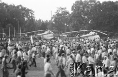22.06.1983, Kraków, Polska.
Druga pielgrzymka Jana Pawła II do Polski. Przylot papieża na Błonia krakowskie, gdzie celebrował mszę świętą.
Fot. Jerzy Szot, zbiory Ośrodka KARTA