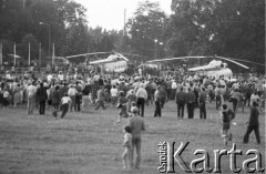 22.06.1983, Kraków, Polska.
Druga pielgrzymka Jana Pawła II do Polski. Przylot papieża na Błonia krakowskie, gdzie celebrował mszę świętą. W oddali, przy helikopterze po lewej Jan Paweł II.
Fot. Jerzy Szot, zbiory Ośrodka KARTA