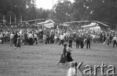 22.06.1983, Kraków, Polska.
Druga pielgrzymka Jana Pawła II do Polski. Przylot papieża na Błonia krakowskie, gdzie celebrował mszę świętą. W oddali, przy helikopterze po lewej Jan Paweł II.
Fot. Jerzy Szot, zbiory Ośrodka KARTA