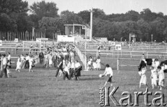 22.06.1983, Kraków, Polska.
Druga pielgrzymka Jana Pawła II do Polski. Wierni opuszczają Błonia krakowskie po zakończeniu mszy świętej celebrowanej przez Jana Pawła II. W oddali widoczny jest ołtarz papieski.
Fot. Jerzy Szot, zbiory Ośrodka KARTA