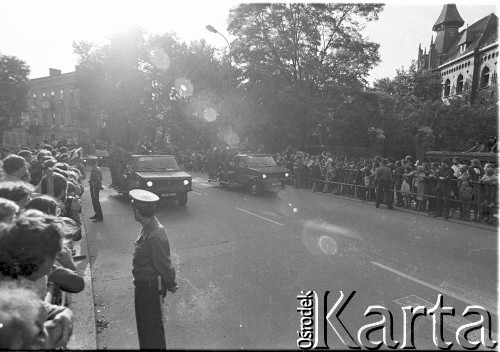 22-23.06.1983, Kraków, Polska.
Druga pielgrzymka Jana Pawła II do Polski. Przejazd Ojca Świętego ulicami miasta, jako pierwsze jadą samochody z żołnierzami.
Fot. Jerzy Szot, zbiory Ośrodka KARTA