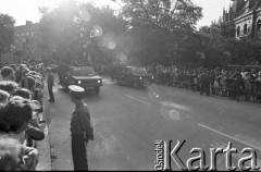 22-23.06.1983, Kraków, Polska.
Druga pielgrzymka Jana Pawła II do Polski. Przejazd Ojca Świętego ulicami miasta, jako pierwsze jadą samochody z żołnierzami.
Fot. Jerzy Szot, zbiory Ośrodka KARTA