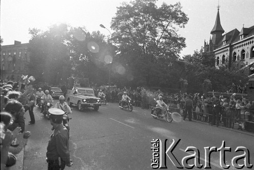 22-23.06.1983, Kraków, Polska.
Druga pielgrzymka Jana Pawła II do Polski. Papież w papamobile przejeżdża ulicami miasta.
Fot. Jerzy Szot, zbiory Ośrodka KARTA