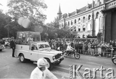 22-23.06.1983, Kraków, Polska.
Druga pielgrzymka Jana Pawła II do Polski. Jan Paweł II i arcybiskup metropolita krakowski Franciszek Macharski w papamobile podczas przejazdu ulicami miasta.
Fot. Jerzy Szot, zbiory Ośrodka KARTA