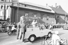22-23.06.1983, Kraków, Polska.
Druga pielgrzymka Jana Pawła II do Polski. Jan Paweł II i arcybiskup metropolita krakowski Franciszek Macharski w papamobile podczas przejazdu ulicami miasta. papież pozdrawia wiernych.
Fot. Jerzy Szot, zbiory Ośrodka KARTA