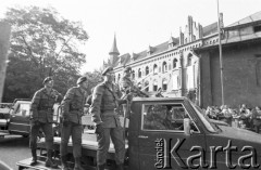 22-23.06.1983, Kraków, Polska.
Druga pielgrzymka Jana Pawła II do Polski. Przejazd Ojca Świętego ulicami miasta.
Fot. Jerzy Szot, zbiory Ośrodka KARTA