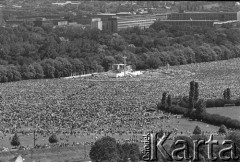 22.06.1983, Kraków, Polska.
Druga pielgrzymka Jana Pawła II do Polski. Panorama Błoni krakowskich podczas mszy świętej celebrowanej przez Jana Pawła II, w głębi ołtarz papieski.
Fot. Jerzy Szot, zbiory Ośrodka KARTA