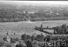 22.06.1983, Kraków, Polska.
Druga pielgrzymka Jana Pawła II do Polski. Panorama Błoni krakowskich podczas mszy świętej celebrowanej przez Jana Pawła II, w oddali ołtarz papieski.
Fot. Jerzy Szot, zbiory Ośrodka KARTA