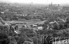 22.06.1983, Kraków, Polska.
Druga pielgrzymka Jana Pawła II do Polski. Panorama miasta, po lewej wierni opuszczający krakowskie Błonia po zakończeniu mszy świętej celebrowanej przez Jana Pawła II.
Fot. Jerzy Szot, zbiory Ośrodka KARTA