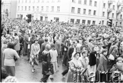 22.06.1983, Kraków, Polska.
Druga pielgrzymka Jana Pawła II do Polski. tłum wiernych na ulicy miasta.
Fot. Jerzy Szot, zbiory Ośrodka KARTA