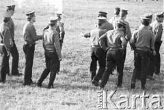 22.06.1983, Kraków, Polska.
Druga pielgrzymka Jana Pawła II do Polski. Milicjanci na krakowskich Błoniach, gdzie Jan Paweł II celebrował mszę świętą.
Fot. Jerzy Szot, zbiory Ośrodka KARTA