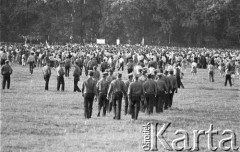 22.06.1983, Kraków, Polska.
Druga pielgrzymka Jana Pawła II do Polski. Wierni opuszczają Błonia krakowskie po mszy świętej celebrowanej przez Jana Pawła II, na pierwszym planie milicjanci.
Fot. Jerzy Szot, zbiory Ośrodka KARTA