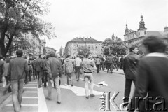 22.06.1983, Kraków, Polska.
Druga pielgrzymka Jana Pawła II do Polski. Na zdjęciu ludzie na krakowskiej ulicy.
Fot. Jerzy Szot, zbiory Ośrodka KARTA