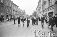 22.06.1983, Kraków, Polska.
Druga pielgrzymka Jana Pawła II do Polski. Na zdjęciu ludzie na krakowskiej ulicy.
Fot. Jerzy Szot, zbiory Ośrodka KARTA