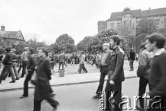 22.06.1983, Kraków, Polska.
Druga pielgrzymka Jana Pawła II do Polski. Na zdjęciu ludzie na krakowskiej ulicy.
Fot. Jerzy Szot, zbiory Ośrodka KARTA