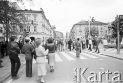 22.06.1983, Kraków, Polska.
Druga pielgrzymka Jana Pawła II do Polski. Na zdjęciu krakowska ulica.
Fot. Jerzy Szot, zbiory Ośrodka KARTA