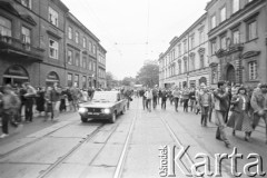 22.06.1983, Kraków, Polska.
Druga pielgrzymka Jana Pawła II do Polski. Na zdjęciu krakowska ulica.
Fot. Jerzy Szot, zbiory Ośrodka KARTA