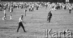 22.06.1983, Kraków, Polska.
Druga pielgrzymka Jana Pawła II do Polski. Na zdjęciu wierni czekają na mszę na  krakowskich Błoniach.
Fot. Jerzy Szot, zbiory Ośrodka KARTA