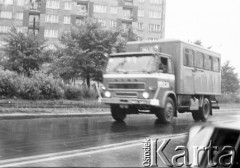 22.06.1983, Kraków, Polska.
Druga pielgrzymka Jana Pawła II do Polski, samochód milicyjny jadący ulicą miasta. 
Fot. Jerzy Szot, zbiory Ośrodka KARTA