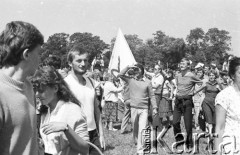 22.06.1983, Kraków, Polska.
Druga pielgrzymka Jana Pawła II do Polski. Na zdjęciu wierni podczas mszy świetej celebrowanej przez Ojca Świetego na krakowskich Błoniach.
Fot. Jerzy Szot, zbiory Ośrodka KARTA