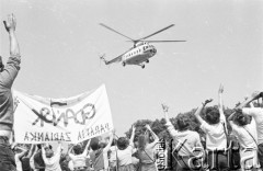 22.06.1983, Kraków, Polska.
Druga pielgrzymka Jana Pawła II do Polski. Na zdjęciu papieski helikopter podchodzi do lądowania na krakowskich Błoniach, wierni witają i pozdrawiają papieża. Po prawej transparent z napisem: 