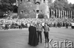 22.06.1983, Kraków, Polska.
II pielgrzymka Jana Pawła II do Polski. Na zdjęciu: biskup krakowski Franciszek Macharski rozmawia z milicjantami. W tle tłum pielgrzymów.
Fot. Jerzy Szot, zbiory Ośrodka KARTA