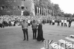 22.06.1983, Kraków, Polska.
II pielgrzymka Jana Pawła II do Polski. Na zdjęciu: biskup krakowski Franciszek Macharski rozmawia z milicjantami. W tle tłum pielgrzymów.
Fot. Jerzy Szot, zbiory Ośrodka KARTA