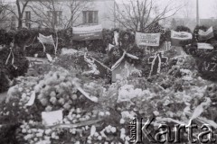 3.11.1984, Warszawa, Polska.
Pogrzeb księdza Jerzego Popiełuszki w kościele św. Stanisława Kostki. Transparenty na ogrodzeniu i wieńce.
Fot. Jerzy Szot, zbiory Ośrodka KARTA