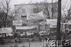 3.11.1984, Warszawa, Polska.
Pogrzeb księdza Jerzego Popiełuszki w kościele św. Stanisława Kostki. Transparenty i kwiaty na ogrodzeniu.
Fot. Jerzy Szot, zbiory Ośrodka KARTA