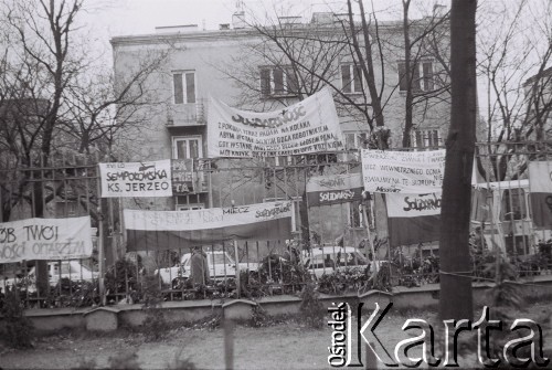 3.11.1984, Warszawa, Polska.
Pogrzeb księdza Jerzego Popiełuszki w kościele św. Stanisława Kostki. Transparenty i kwiaty na ogrodzeniu.
Fot. Jerzy Szot, zbiory Ośrodka KARTA