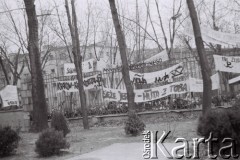 3.11.1984, Warszawa, Polska.
Pogrzeb księdza Jerzego Popiełuszki w kościele św. Stanisława Kostki. Transparenty i kwiaty na ogrodzeniu.
Fot. Jerzy Szot, zbiory Ośrodka KARTA