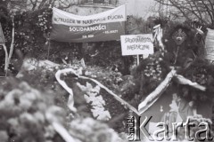 3.11.1984, Warszawa, Polska.
Pogrzeb księdza Jerzego Popiełuszki w kościele św. Stanisława Kostki. Transparenty i kwiaty na ogrodzeniu.
Fot. Jerzy Szot, zbiory Ośrodka KARTA
