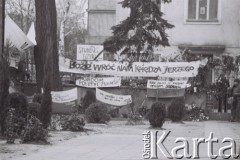 3.11.1984, Warszawa, Polska.
Pogrzeb księdza Jerzego Popiełuszki w kościele św. Stanisława Kostki. Transparenty i kwiaty na ogrodzeniu.
Fot. Jerzy Szot, zbiory Ośrodka KARTA