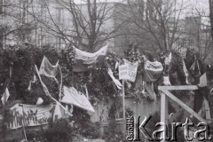 3.11.1984, Warszawa, Polska.
Pogrzeb księdza Jerzego Popiełuszki w kościele św. Stanisława Kostki. Transparenty i kwiaty na ogrodzeniu.
Fot. Jerzy Szot, zbiory Ośrodka KARTA