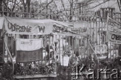 3.11.1984, Warszawa, Polska.
Pogrzeb księdza Jerzego Popiełuszki w kościele św. Stanisława Kostki. Transparenty i kwiaty na ogrodzeniu.
Fot. Jerzy Szot, zbiory Ośrodka KARTA