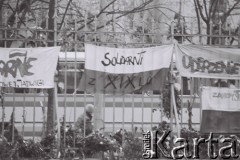 3.11.1984, Warszawa, Polska.
Pogrzeb księdza Jerzego Popiełuszki w kościele św. Stanisława Kostki. Transparenty i kwiaty na ogrodzeniu.
Fot. Jerzy Szot, zbiory Ośrodka KARTA