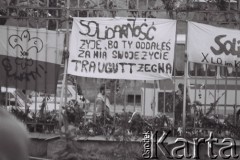 3.11.1984, Warszawa, Polska.
Pogrzeb księdza Jerzego Popiełuszki w kościele św. Stanisława Kostki. Transparenty na ogrodzeniu.
Fot. Jerzy Szot, zbiory Ośrodka KARTA