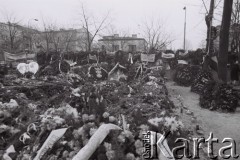 3.11.1984, Warszawa, Polska.
Pogrzeb księdza Jerzego Popiełuszki w kościele św. Stanisława Kostki. Wieńce i znicze.
Fot. Jerzy Szot, zbiory Ośrodka KARTA