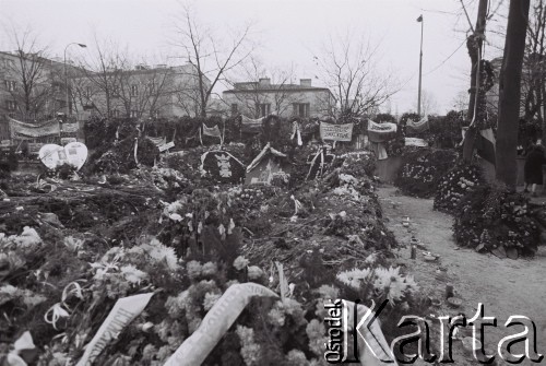 3.11.1984, Warszawa, Polska.
Pogrzeb księdza Jerzego Popiełuszki w kościele św. Stanisława Kostki. Wieńce i znicze.
Fot. Jerzy Szot, zbiory Ośrodka KARTA