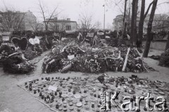 3.11.1984, Warszawa, Polska.
Pogrzeb księdza Jerzego Popiełuszki w kościele św. Stanisława Kostki. Wieńce i znicze.
Fot. Jerzy Szot, zbiory Ośrodka KARTA