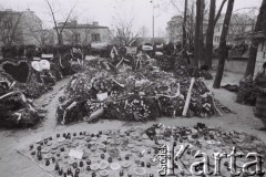 3.11.1984, Warszawa, Polska.
Pogrzeb księdza Jerzego Popiełuszki w kościele św. Stanisława Kostki. Wieńce i znicze.
Fot. Jerzy Szot, zbiory Ośrodka KARTA