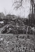 3.11.1984, Warszawa, Polska.
Pogrzeb księdza Jerzego Popiełuszki w kościele św. Stanisława Kostki. Wieńce i znicze.
Fot. Jerzy Szot, zbiory Ośrodka KARTA
