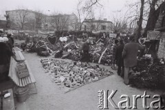 3.11.1984, Warszawa, Polska.
Pogrzeb księdza Jerzego Popiełuszki w kościele św. Stanisława Kostki. Wieńce i znicze.
Fot. Jerzy Szot, zbiory Ośrodka KARTA