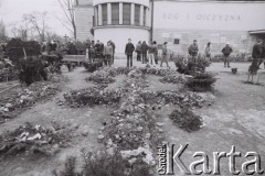 3.11.1984, Warszawa, Polska.
Pogrzeb księdza Jerzego Popiełuszki w kościele św. Stanisława Kostki. Krzyż kwietny.
Fot. Jerzy Szot, zbiory Ośrodka KARTA