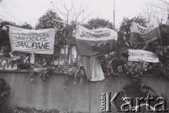 3.11.1984, Warszawa, Polska.
Pogrzeb księdza Jerzego Popiełuszki w kościele św. Stanisława Kostki. Transparenty i kwiaty na ogrodzeniu.
Fot. Jerzy Szot, zbiory Ośrodka KARTA