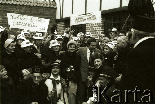 Październik 1984, Gdańsk, Polska.
Delegacja z Krakowa  z wizytą u Lecha Wałęsy (1. od prawej). Na zdjęciu widoczny również ksiądz biskup Tadeusz Gocłowski. 
Fot. Jerzy Szot, zbiory Ośrodka KARTA